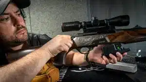 Sueldo de 3.500 euros al mes y contrato indefinido: una armería de Madrid busca personal