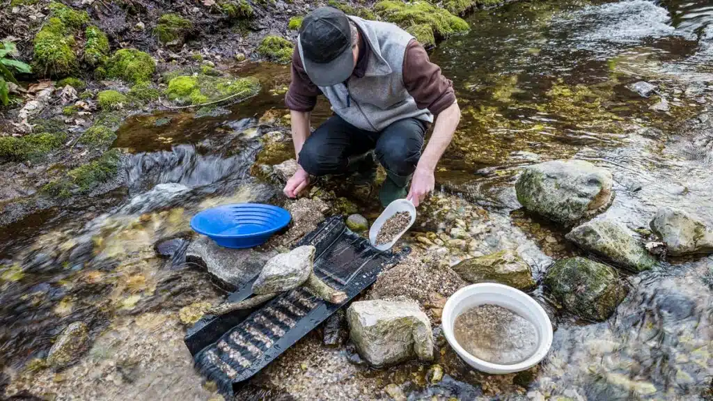 Un buscador de oro trabajando en un río.