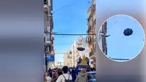 El pescador con su caña de pescar y el paraguas.