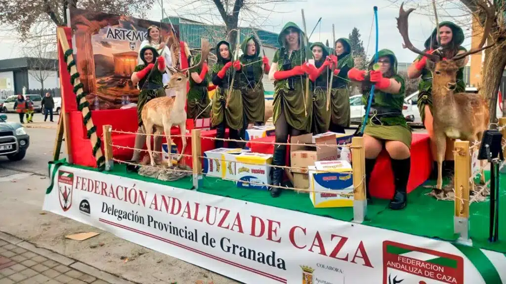 La carroza con sus figurantes.