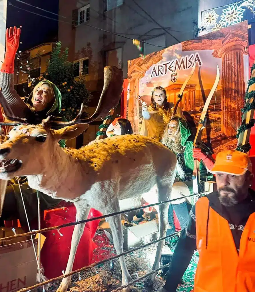 Los cazadores arrojan caramelos a los niños.