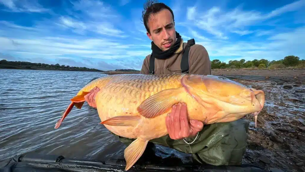 Ángel David con la carpa.