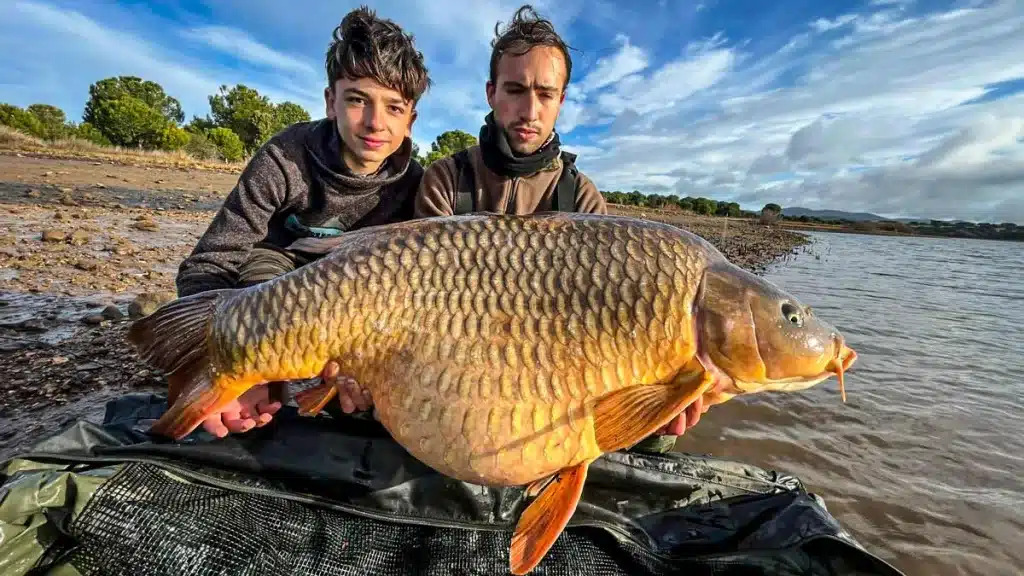 Los dos primos, con su regalo del Día de Reyes.