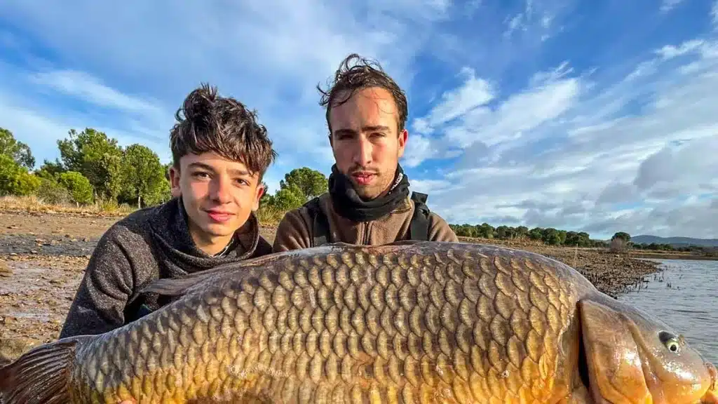 Los dos afortunados pescadores con la enorme carpa.