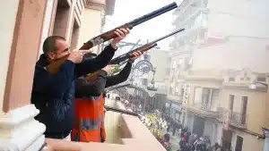 Disparando desde los balcones: así celebran las fiesta de su pueblo estos cazadores de Valencia