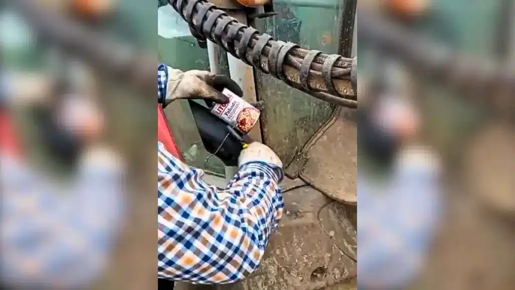 Un agricultor usa su tractor para calentar comida.