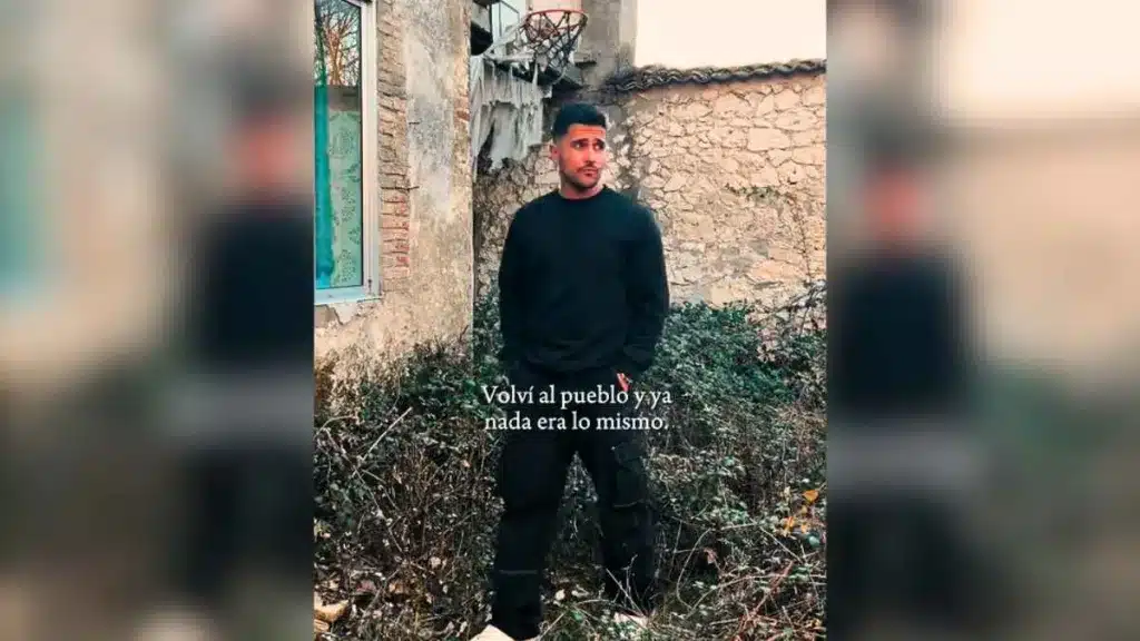 Un joven vuelve a la casa de pueblo de sus abuelos.