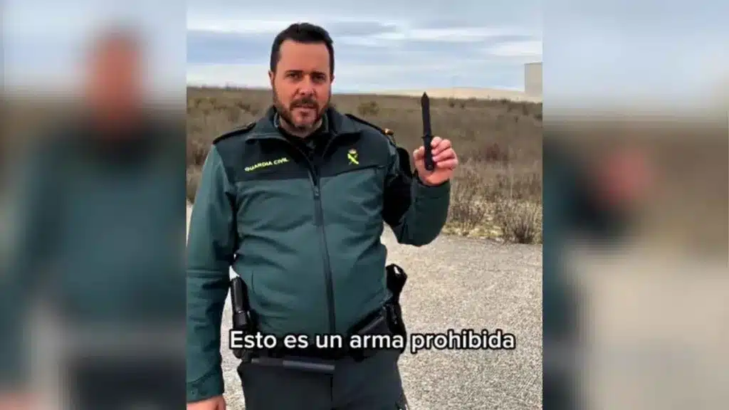 Un agente de la Guardia Civil muestra un puñal de plástico y avisa que es un arma prohibida.