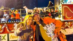 María Guardiola posa con la carroza de la caza en la Cabalgata de Reyes de Cáceres