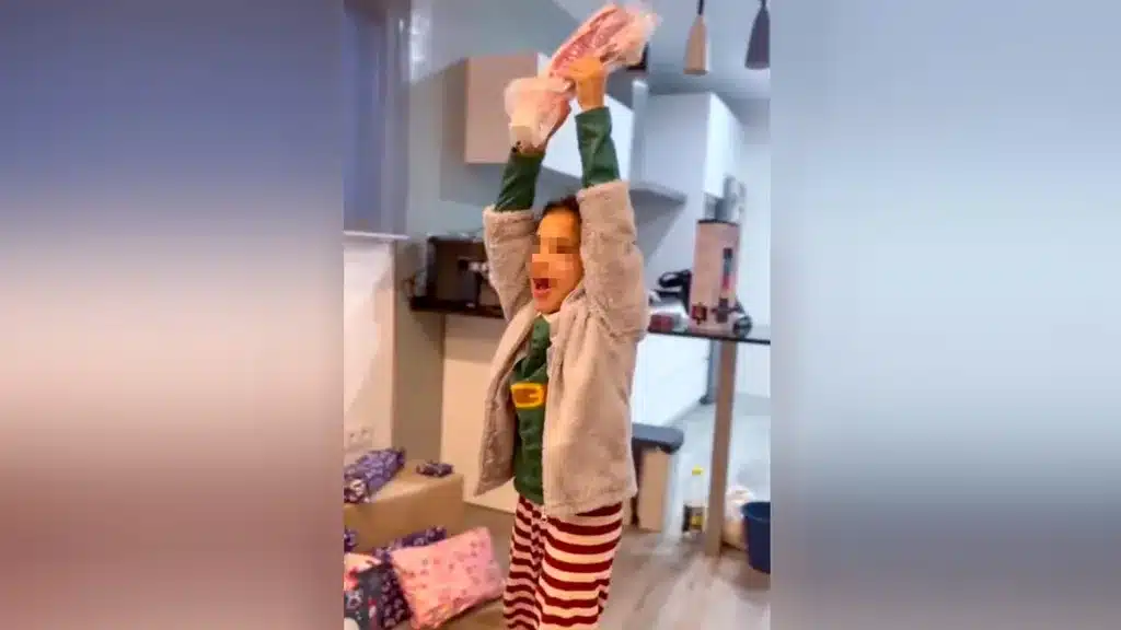 La niña salta de felicidad con su chuletón.