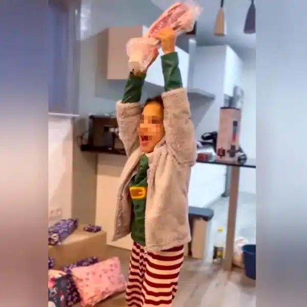 La niña salta de felicidad con su chuletón.