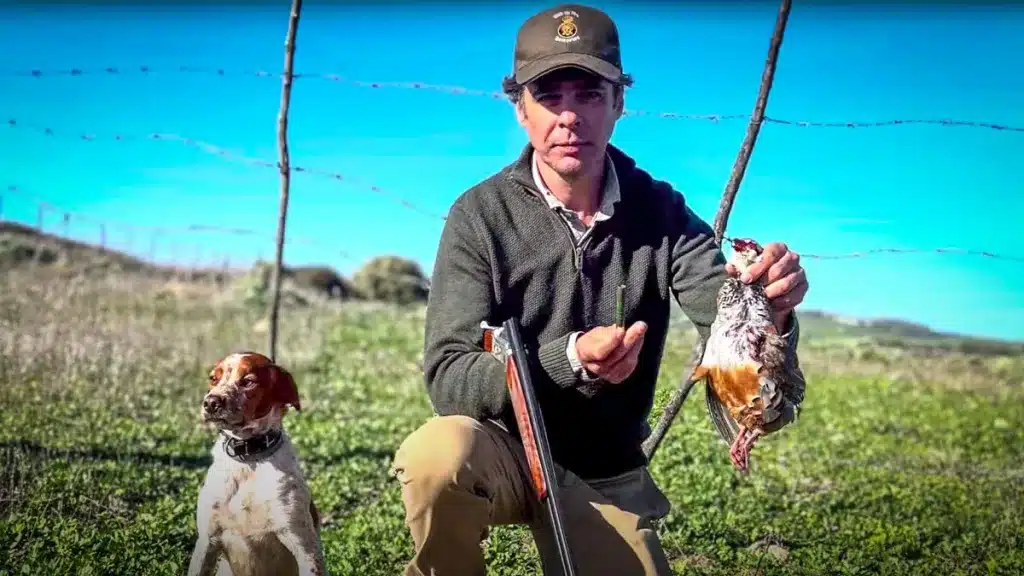 El cazador con su perro, la perdiz y la escopeta del 410.