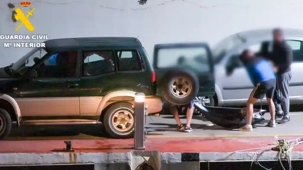 Imágenes grabadas por la Guardia Civil en la que se ve cómo cargan a un coche un atún.