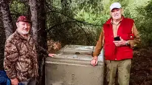 Los cazadores, con uno de los bebederos.