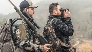 Dos cazadores en un rececho de cabra montés.