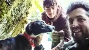 El perro de un cazador persigue a un jabalí, se pierde… y así lo encuentran dos días después en una cueva