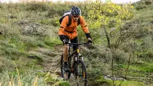 ciclista campo época de cría