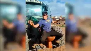 La desternillante reacción de un agricultor a las multas por no llevar retrete portátil al campo.