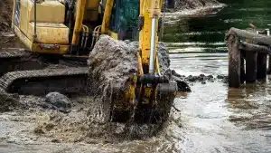 Multan a un pueblo de Guadalajara por limpiar su propio río: la sanción se lleva gran parte de su pequeño presupuesto