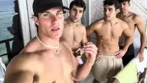 Un grupo de turistas españoles es desvalijado en Bali por una manada de monos