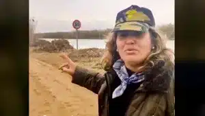 La vecina denunciando la aparición de los peces muertos.