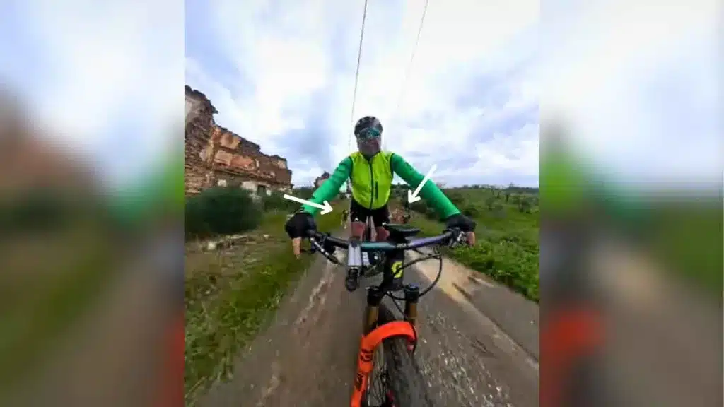 Un ciclista bate su récord de velocidad cuando va por el campo y tres grandes perros pastores empiezan a perseguirle.