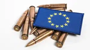 Munición militar junto a la bandera de la UE.
