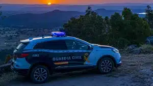 Un coche de la Guardia Civil vigila un coto en Badajoz.