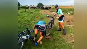 Tres mujeres cruzan un pastor eléctrico con sus bicis y se encuentran frente a frente con más de 50 vacas «asesinas»