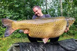El pescador, con la carpa.