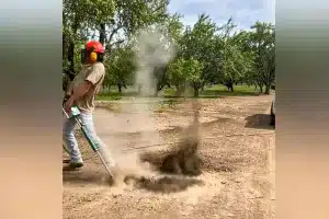 Un hombre muestra cómo funciona el sistema.