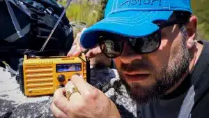 Un hombre usa una radio de emergencia.