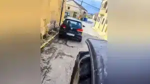 tractor aparca pueblo visitantes