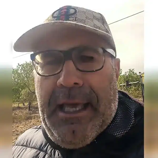 Agricultor truco daños conejos