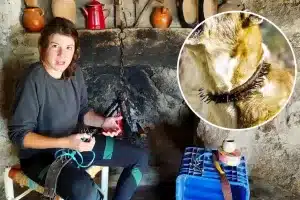 La joven ganadera muestra la carlanca de su perro.