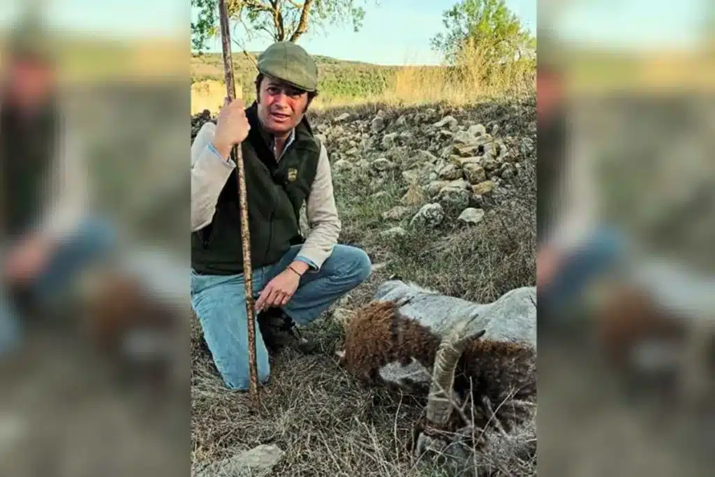 Cazador muestra cabra sarna