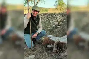 Cazador muestra cabra sarna