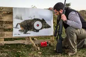 Cazador poniendo a tiro un rifle en un coto de caza.