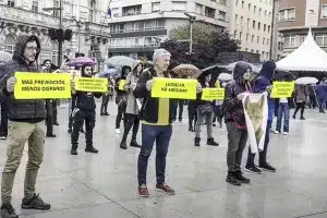 Manifestantes lobo Cantabria