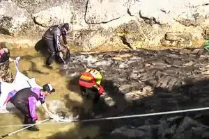 Pescadores sacan peces Buendía