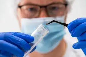 Un científico con una garrapata.