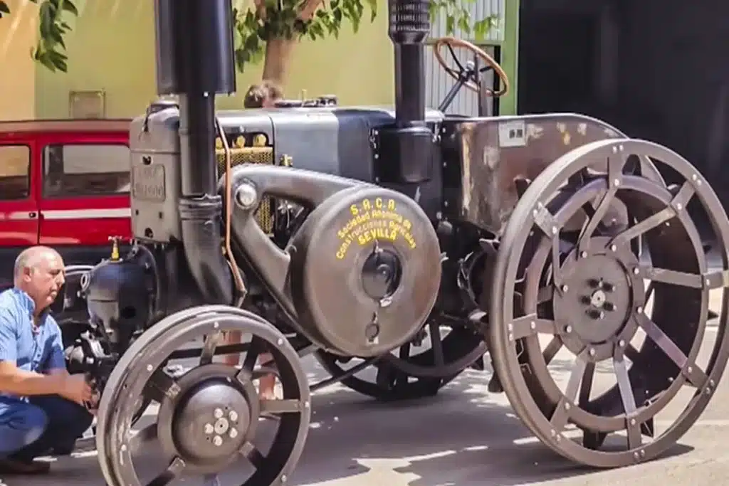 Así se arranca un tractor de 1930