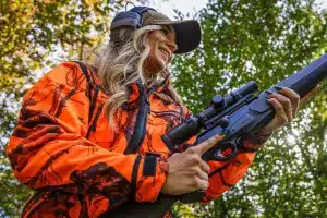 Una cazadora durante una batida de jabalí.