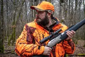 Cazador con la parca Browning valorada en casi 400 euros que se puede conseguir en el sorteo.
