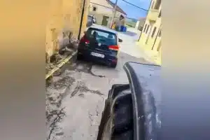 coche corta paso tractor pueblo
