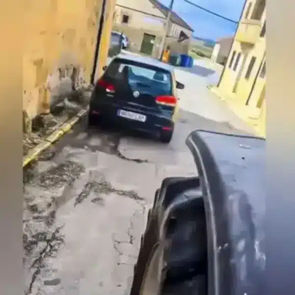 coche corta paso tractor pueblo