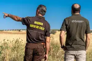 Un guarda de coto de caza junto a un miembro del observatorio cinegético.