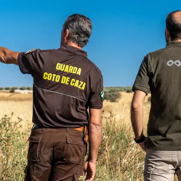 Un guarda de coto de caza junto a un miembro del observatorio cinegético.