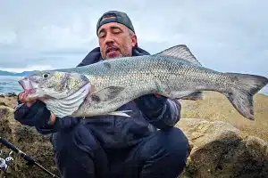 El pescador, con la lubina de 6 kilos.