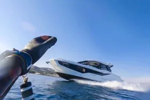 pescador submarino a punto de ser arrollado